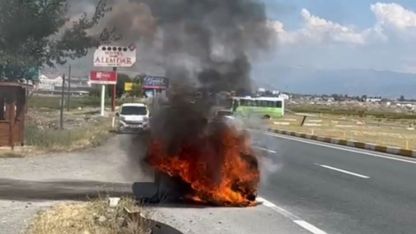 Erzincan’da otomobil küle döndü! Sürücünün sigaralı müdahalesi dikkat çekti