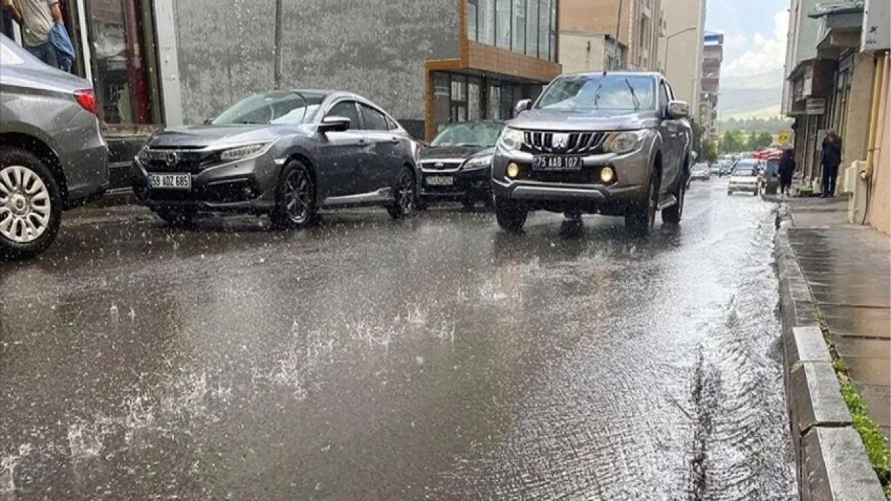 Ardahan’da Şiddetli Yağmur Hayatı Felç Etti