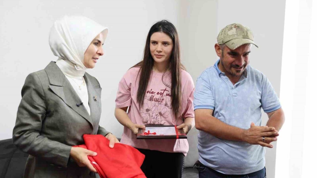 Engelli kardeşlerine ömrünü adayan Çilem’e ev tapusu teslim edildi
