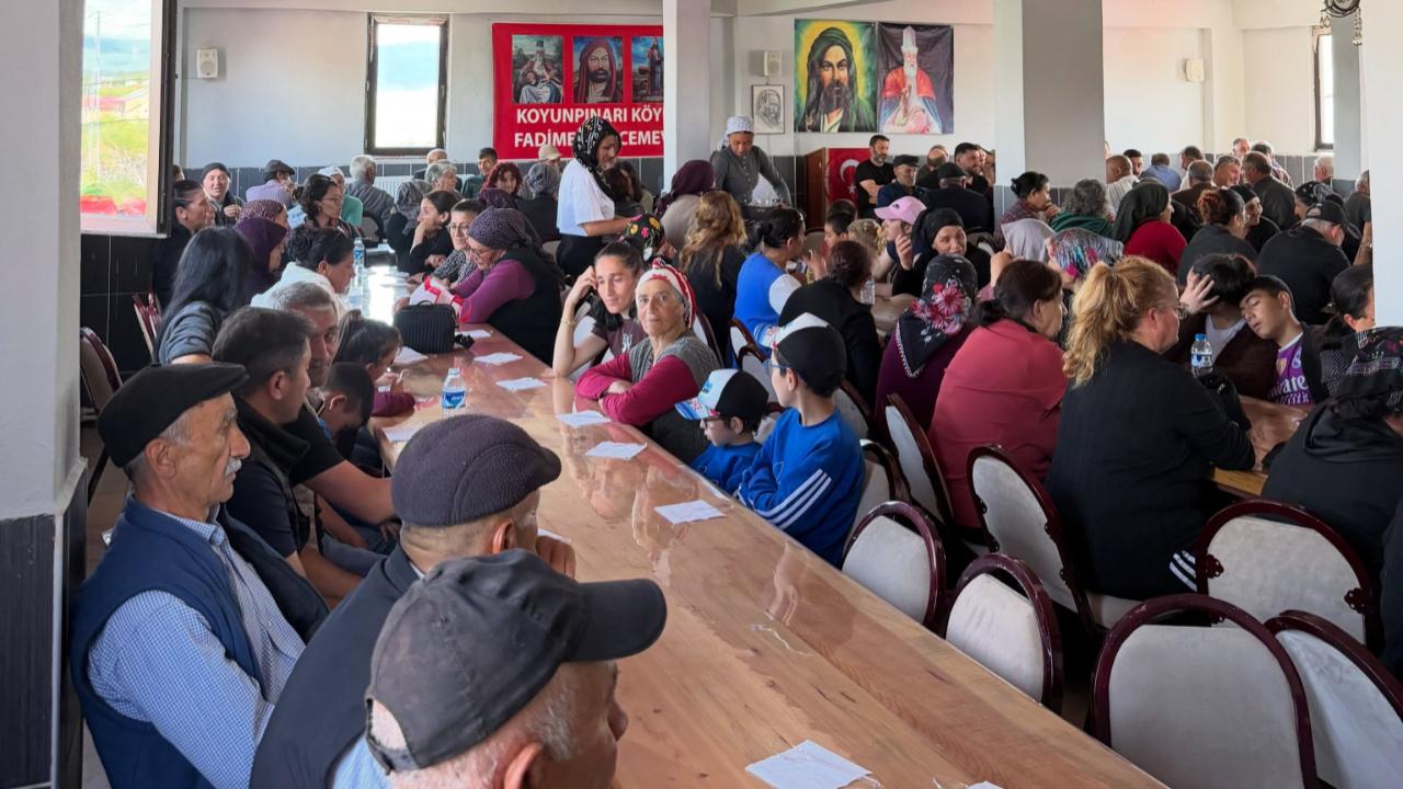 Gönüller aşure sofrasında buluştu
