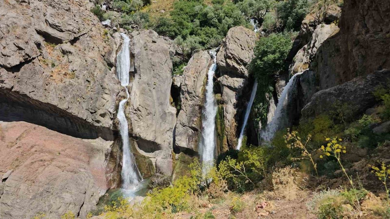 Hakkari’de Marînüs Şelalesi büyülüyor