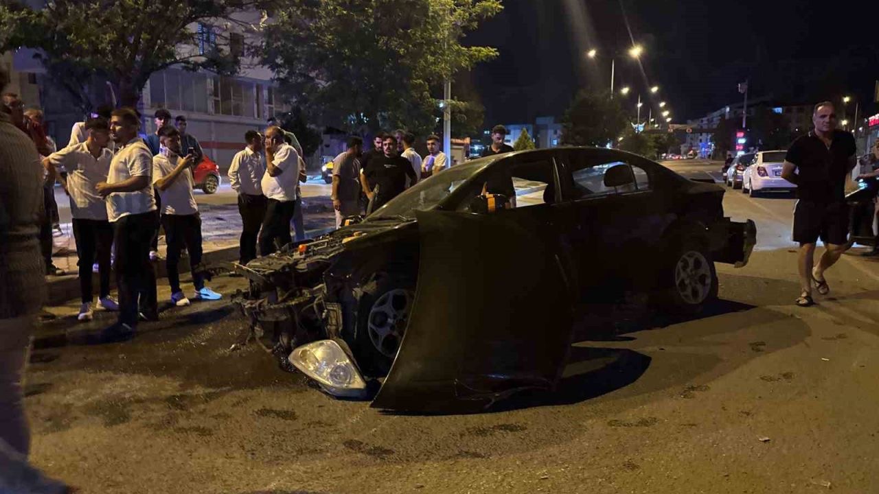 Iğdır’da otomobil aydınlatma direğine çarptı: 3 kişi yaralandı