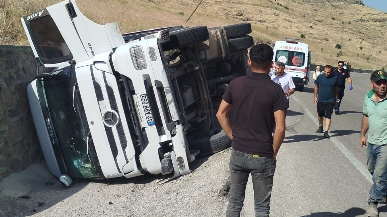 Malatya’da kontrolden çıkan tır devrildi