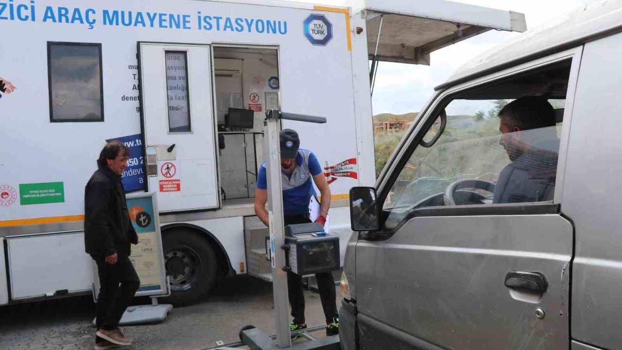 Oltu’da gezici araç muayene aracı araç sahiplerine büyük kolaylık sağlıyor