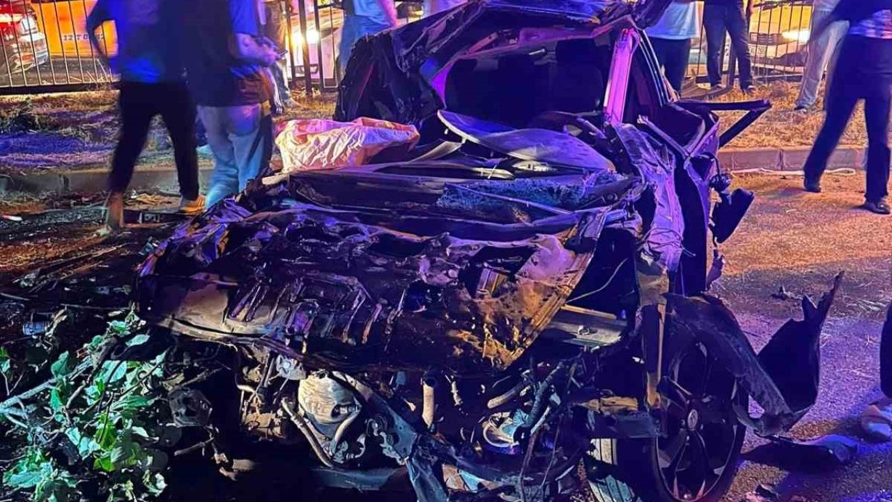 Refüje çarpan otomobil hurdaya döndü: 2 yaralı