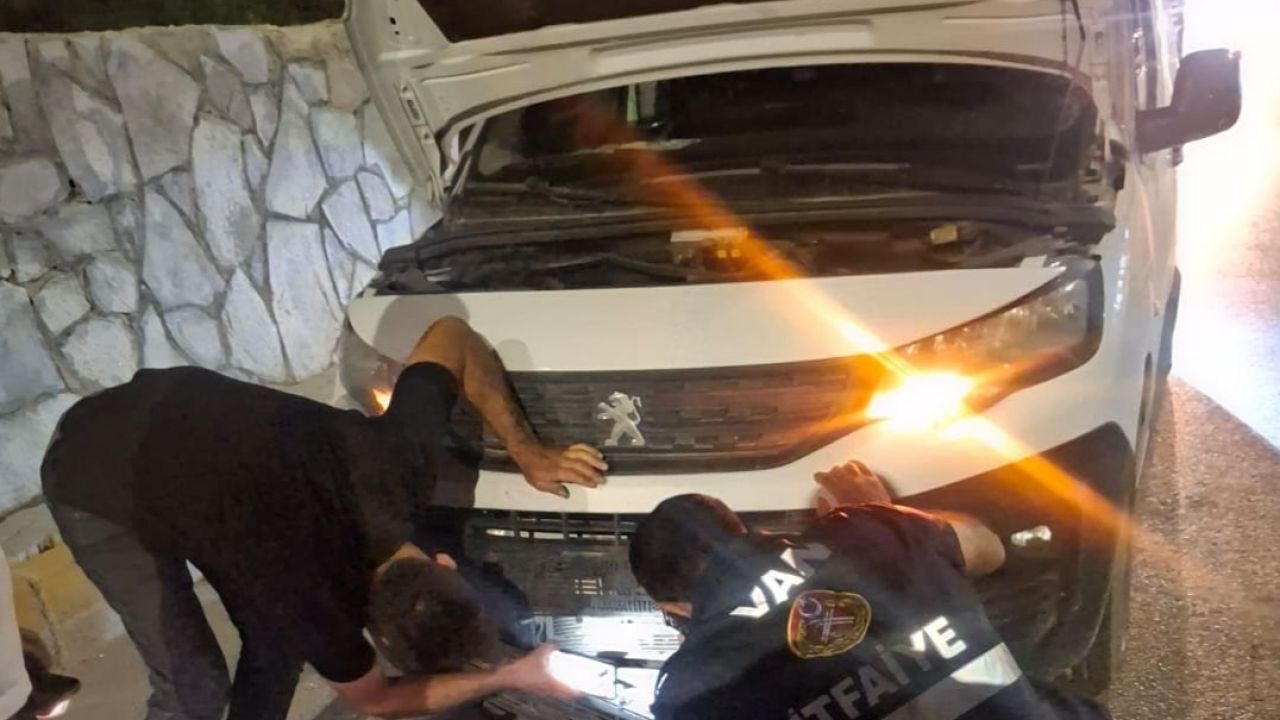Van’da kamyonetin çarptığı köpeği kurtardı