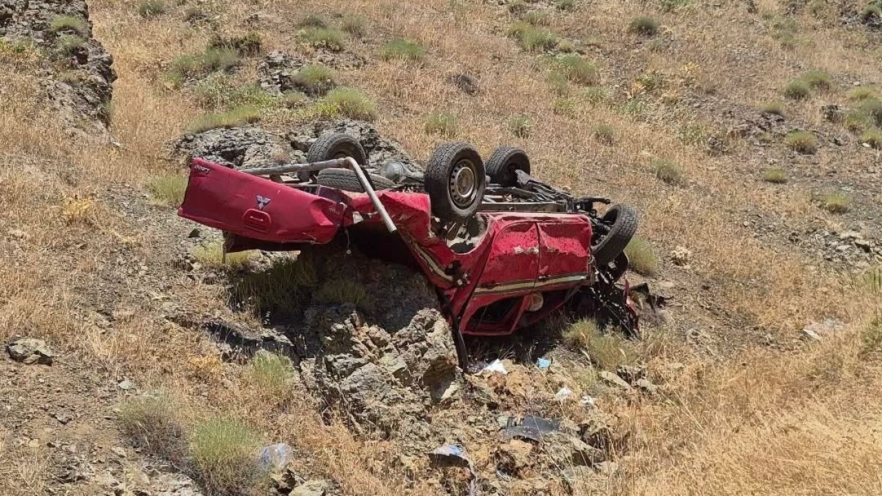 Yangın ilk müdahale aracı uçuruma yuvarlandı: işçiler atlayarak kurtuldu