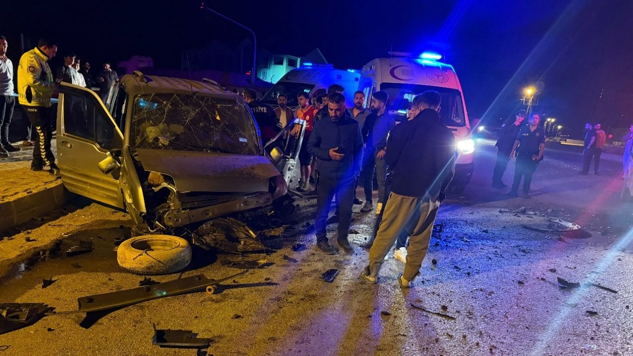 Yüksekova’da iki ayrı kazada 8 kişi yaralandı